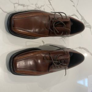 Johnston & Murphy brown and tan men’s dress shoes size 10. Excellent condition!